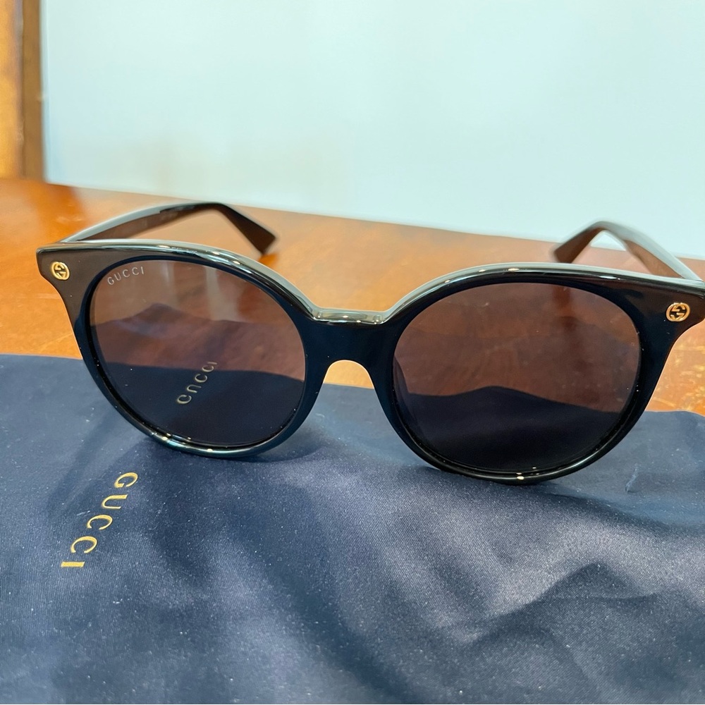 Gucci 530 Sunglasses (Authentic: receipt provided in sale)